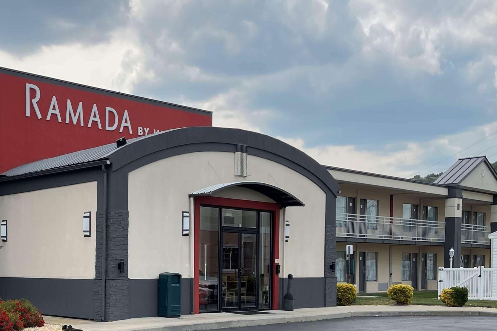 Ramada By Wyndham Harrisonburg Motel Exterior foto