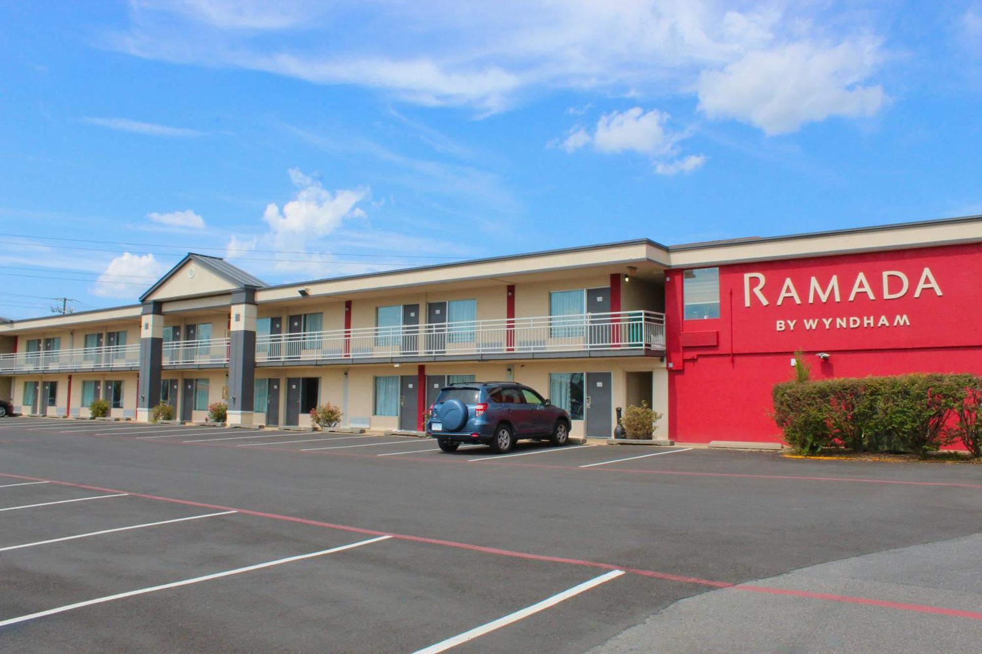 Ramada By Wyndham Harrisonburg Motel Exterior foto